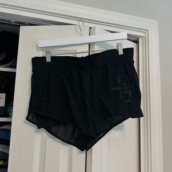 ALO Yoga Shorts - Picture 1 of 3